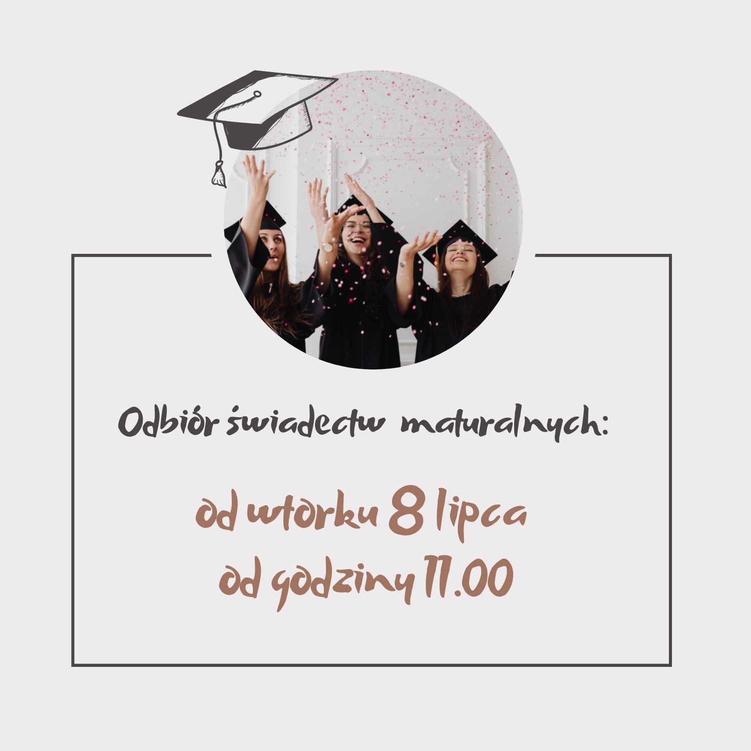 Karta gratulacyjna przedstawiająca uśmiechniętych absolwentów ubranych w togi i birety, z podpisem - odbiór świadectw od wtorku 8 lipca od godziny 11.00