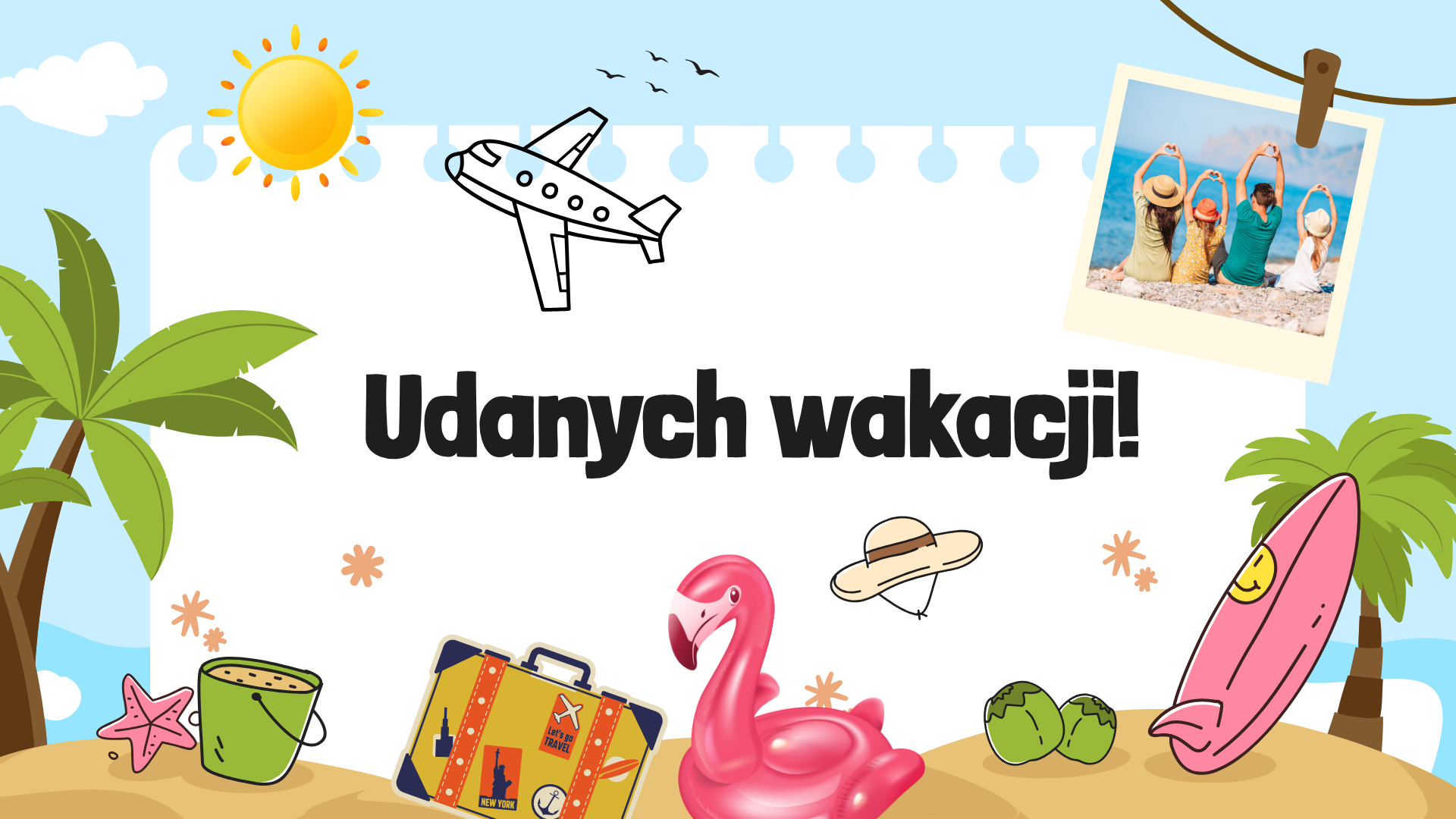 Udanych wakacji! Obraz przedstawiający klimat wakacyjny, plaża, palmy, walizka, dmuchany flaming, kokosy, kapelusz. U góry obrazka z prawej strony znajduje się zdjęcie rodziny, a po lewej stronie - samolot, słońce, chmury.
