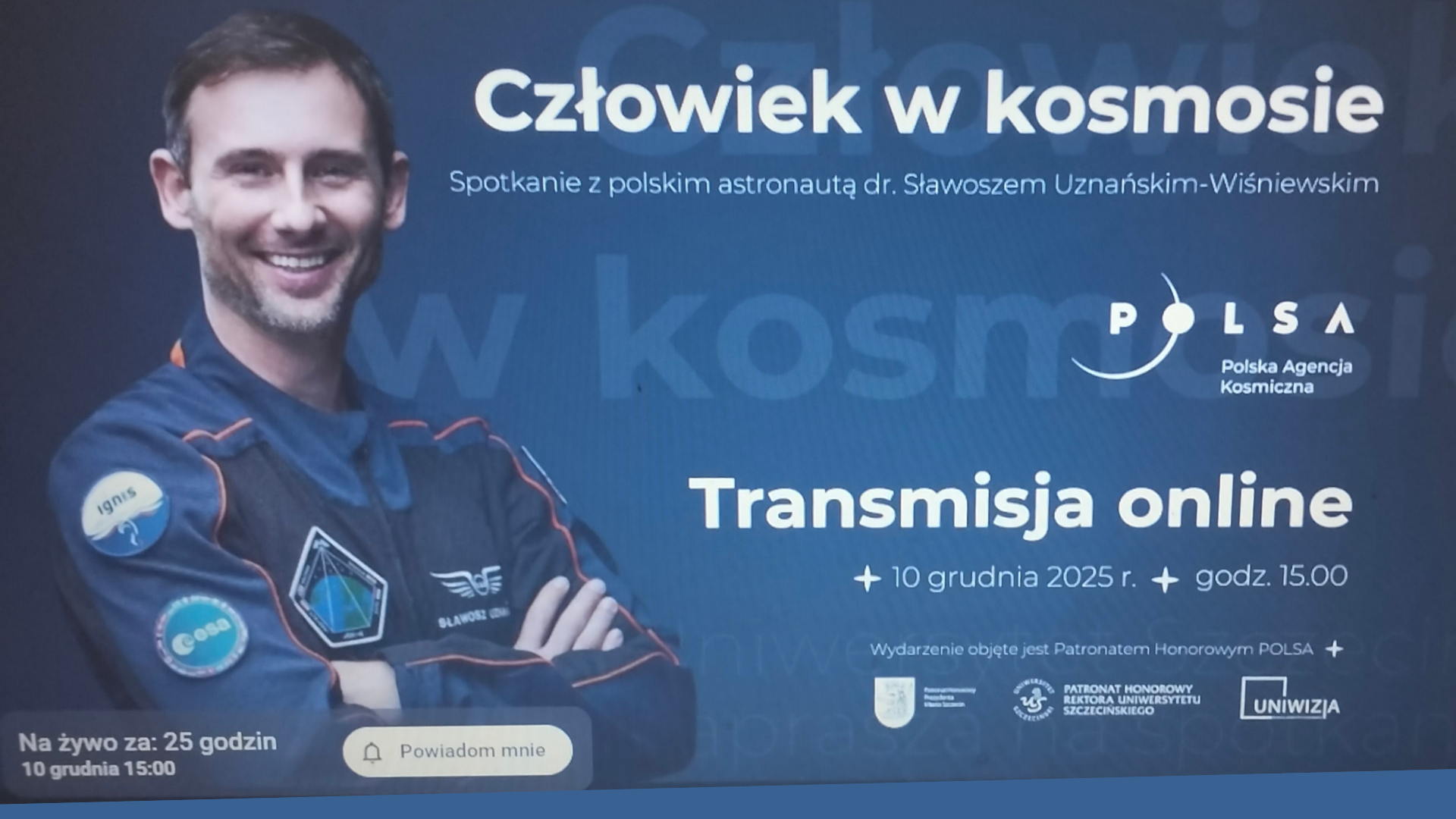Na niebieski tle postać polskiego astronauty dr. Sławosza Uznańskiego-Wiśniewskiego. Zaproszenie na spotkanie z polskim astronautą w formie online 10 grudnia 2025 roku o godzinie 15.00. Wydarzenie pod tytułem człowiek w kosmosie.