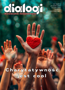 Uniesiona dłoń z czerwonym filcowym sercem na tle wielu podniesionych rąk, z okładką miesięcznika „Dialogi” i napisem „Charytatywność jest cool”.