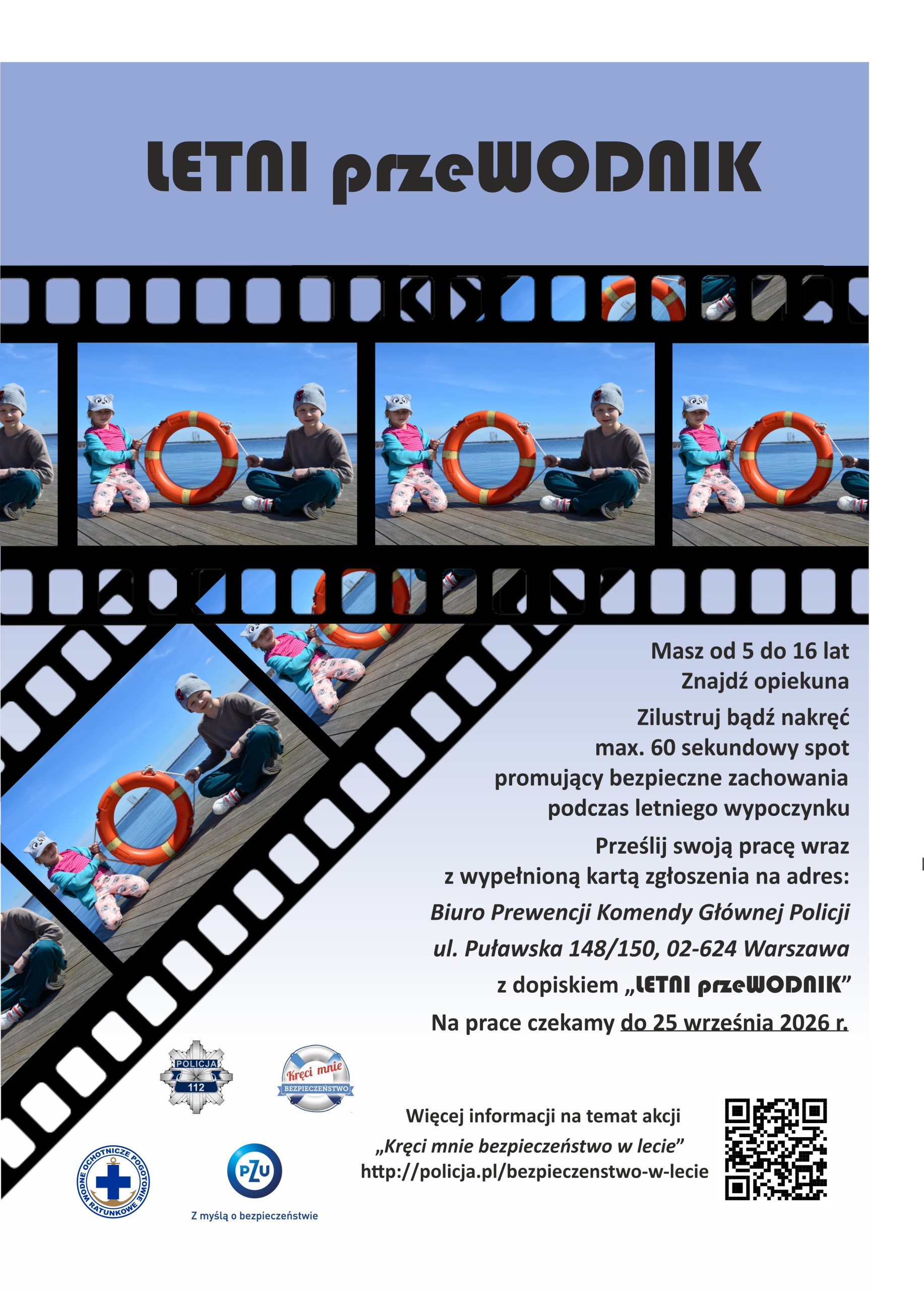 Plakat „Letni przewodnik” promujący konkurs dla osób w wieku 5–16 lat na maksymalnie 60‑sekundowy film o bezpiecznych zachowaniach podczas wakacji; grafika stylizowana na taśmę filmową ze zdjęciami dzieci siedzących na drewnianym pomoście nad wodą i trzymających pomarańczowe koło ratunkowe; obok informacje o zgłoszeniach do 25 września 2026 roku, adres Komendy Głównej Policji, logotypy służb (m.in. Policja, PZU, WOPR) oraz kod QR do szczegółów.